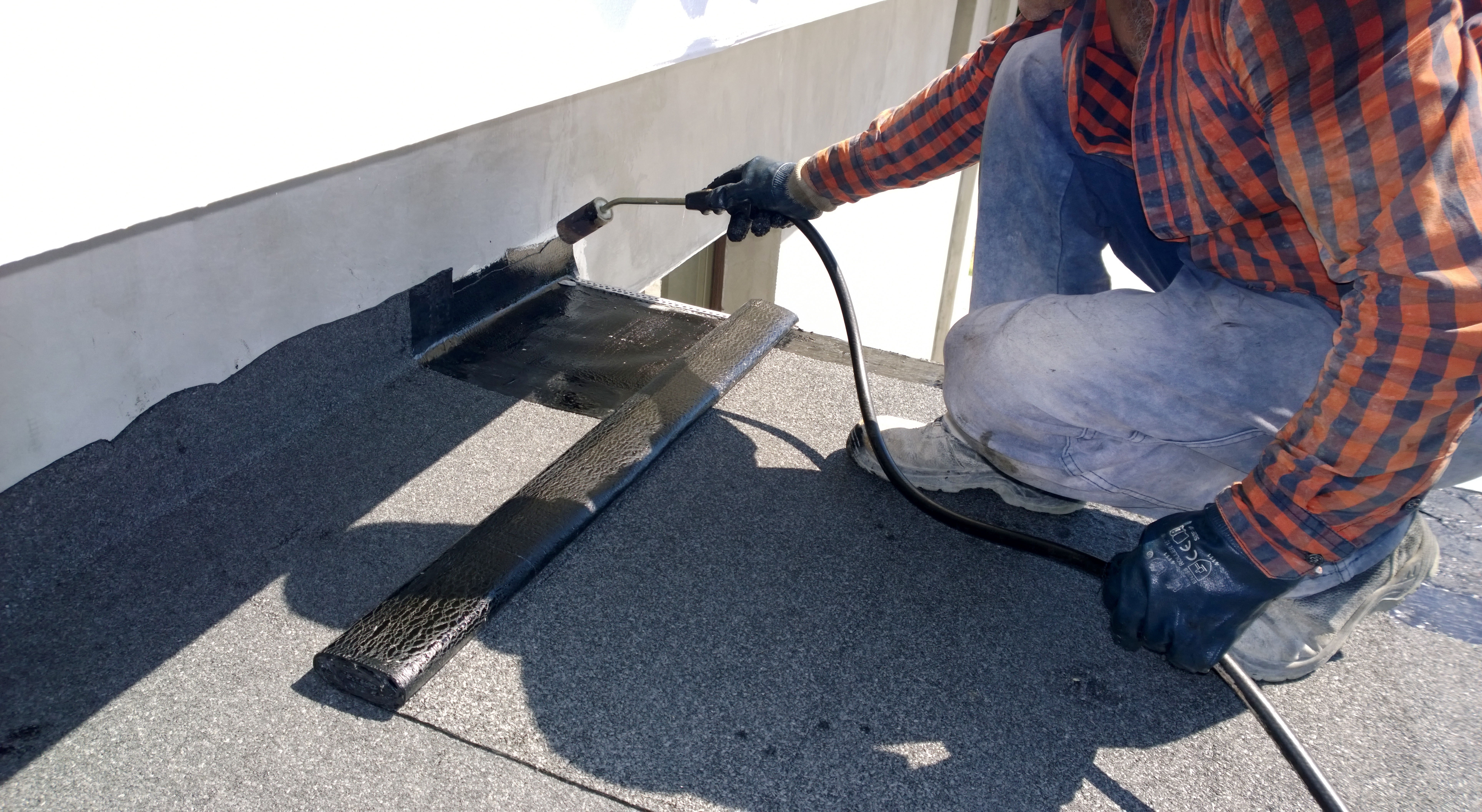 Detailarbeit am Flachdach